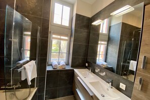 Basic Studio, 1 Double Bed | Bathroom - Chamber Street Apartment 13 (London)