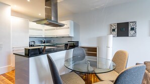 Basic Apartment, Multiple Beds | Dining - Holborn Flat With Green Views (London)