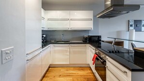 Basic Apartment, Multiple Beds | Private kitchen | Fridge, microwave, oven, stovetop - Holborn Flat With Green Views (London)