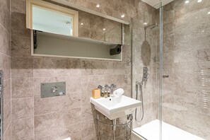 Departamento básico, varias camas | Baño | Tina, secadora de cabello, toallas, jabón 