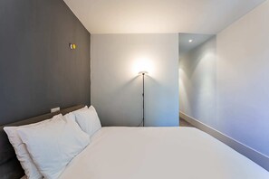 Basic Apartment, Multiple Beds | 2 bedrooms, desk, laptop workspace, iron/ironing board - Holborn Flat With Green Views (London)