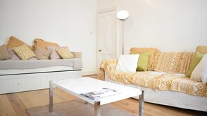 Basic Apartment, 1 Double Bed | Living area - Fabulous Nine Elms Flat (London)
