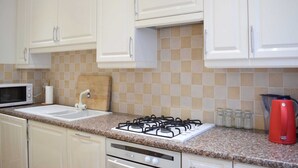 Basic Apartment, 1 Double Bed | Private kitchen | Dining table - Fabulous Nine Elms Flat (London)