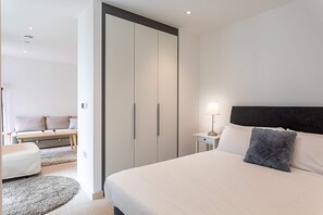 基础公寓, 多张床 | 1 多间卧室、笔记本电脑工作区、床单