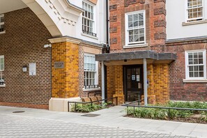 Exterior - Modern and Stylish Apartment in West Kensington (London)