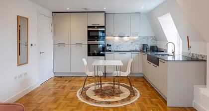 Modern and Stylish Apartment in West Kensington