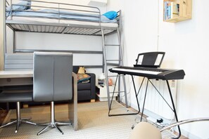 베이직 아파트, 침대(여러 개) | 내부