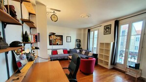 Apartamento básico, 2 camas dobles | Zona de estar | Una televisión