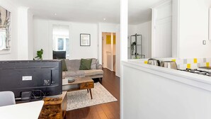 Apartamento básico, 2 camas dobles | Interior