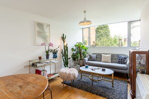 Basic Apartment, 1 King Bed | Living room - Modern Victoria Park Apartment (London)