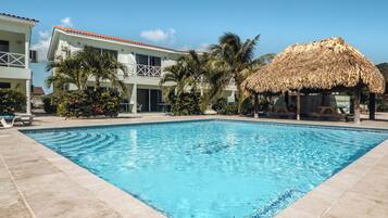 Una piscina al aire libre
