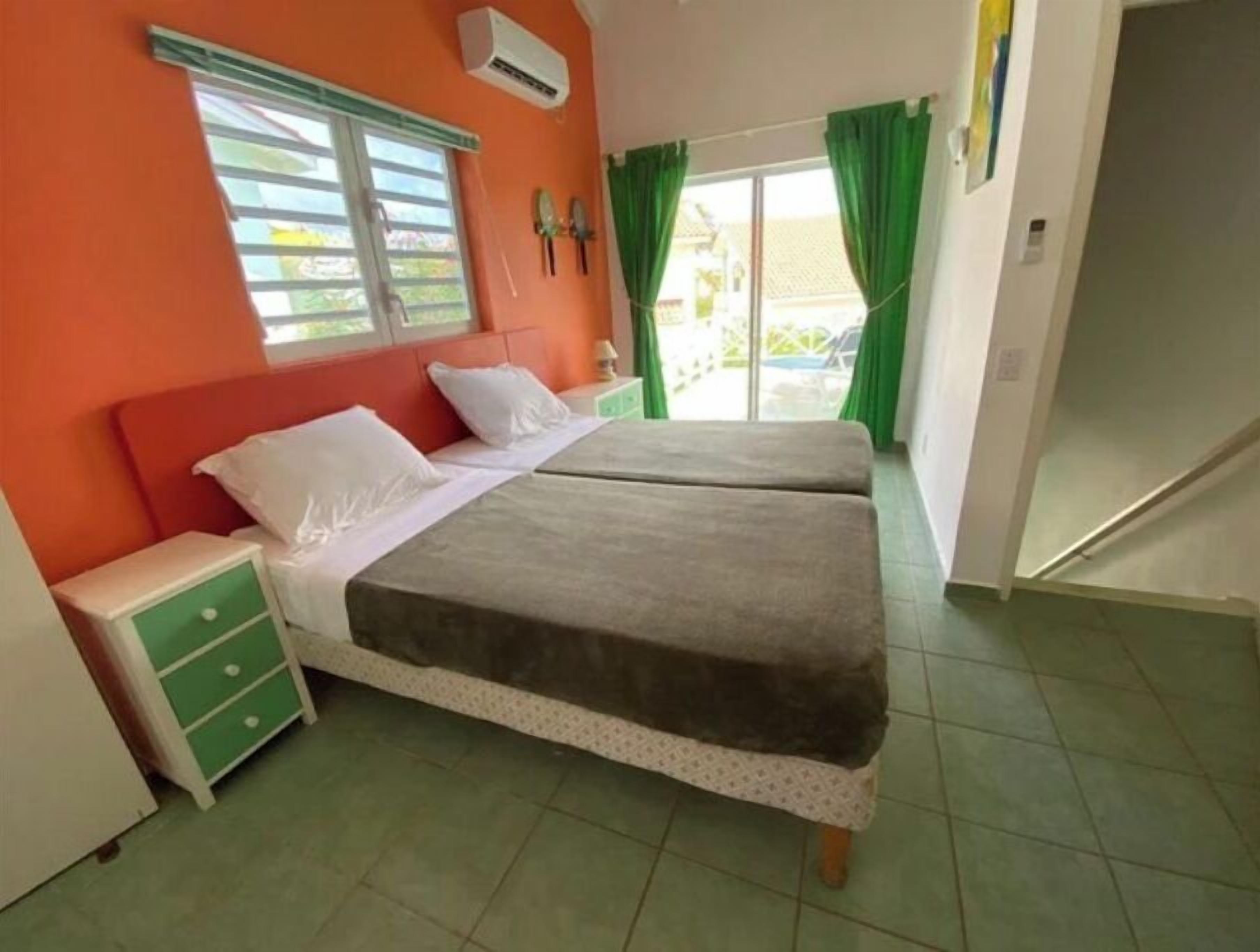 1 habitación y caja de seguridad en la habitación 