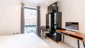 Basic House, Multiple Beds - Stunning & Luxurious Four Bedroom Mews House (London)