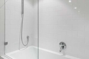 Basic Apartment, Multiple Beds | Bathroom | Shower - Bright Tideway Court Apartment (London)