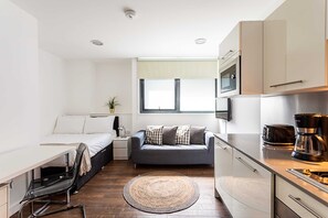 1 soverom, skrivebord for bærbar PC og strykejern/-brett