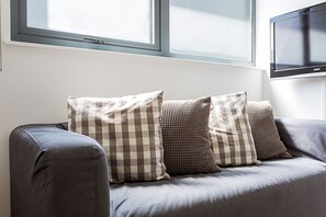 1 bedroom, laptop workspace, iron/ironing board, free WiFi - Bright & Spacious 2bed Garden Home in Preston Park (London)