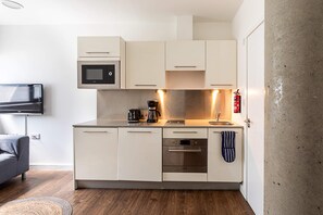 Private kitchen - Bright & Spacious 2bed Garden Home in Preston Park (London)