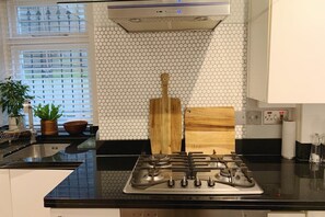 Basic Apartment, 1 Double Bed | Private kitchen | Fridge, microwave, stovetop, dishwasher - Chamber Street Apartment 15 (London)