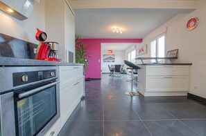 Four à micro-ondes, lave-vaisselle, chaise haute