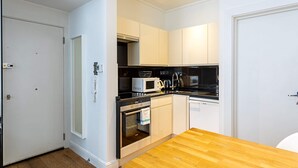 Basic Apartment, 1 Double Bed | Private kitchen - Marylebone Studio Flat (London)