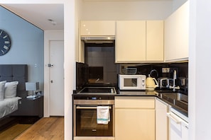 Basic Apartment, 1 Double Bed | Private kitchen - Marylebone Studio Flat (London)