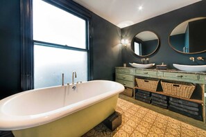 Appartement, plusieurs lits | Salle de bain | Baignoire, serviettes fournies, savon, shampoing