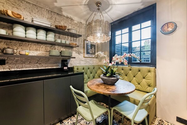 Basic Apartment, Multiple Beds | Dining