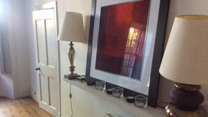 Interior - Sunny River Two Bedroom Flat (London)