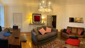 Living area - Sunny River Two Bedroom Flat (London)