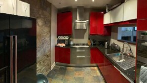 Private kitchen - Sunny River Two Bedroom Flat (London)