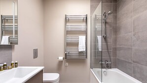 Bathroom - Amazing 2 bed Maida Vale Apartment w/ Patio (London)
