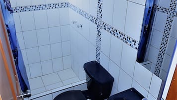 Superior Room | Bathroom | Shower, hydromassage showerhead, free toiletries, soap