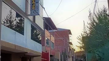 Vista frontal de la propiedad