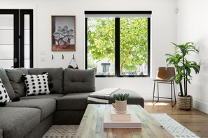 Smart TV, books - Modern, Bright Spacious Home ~ (Peoria)