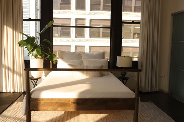 2 bedrooms, travel crib, free WiFi, bed sheets - Chic Sanctuary in the Heart of Downtown (Los Angeles)