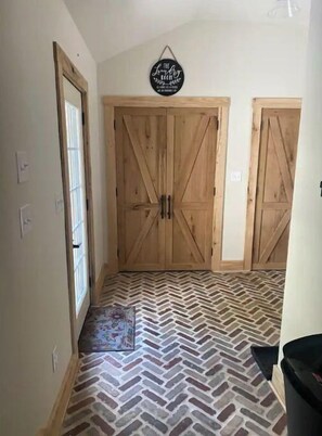 Interior - Bear Den Cottage (Vesuvius)