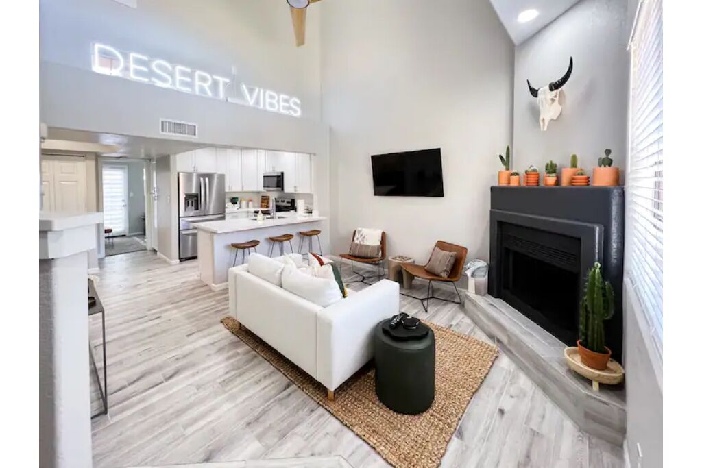 Upgraded 2-BR Condo in Popular Midtown / Uptown Phoenix