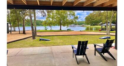Commercial Arcades - Hottub - Pool Table - Kayaks - Canoe - Firepit