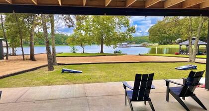 Commercial Arcades - Hottub - Pool Table - Kayaks - Canoe - Firepit