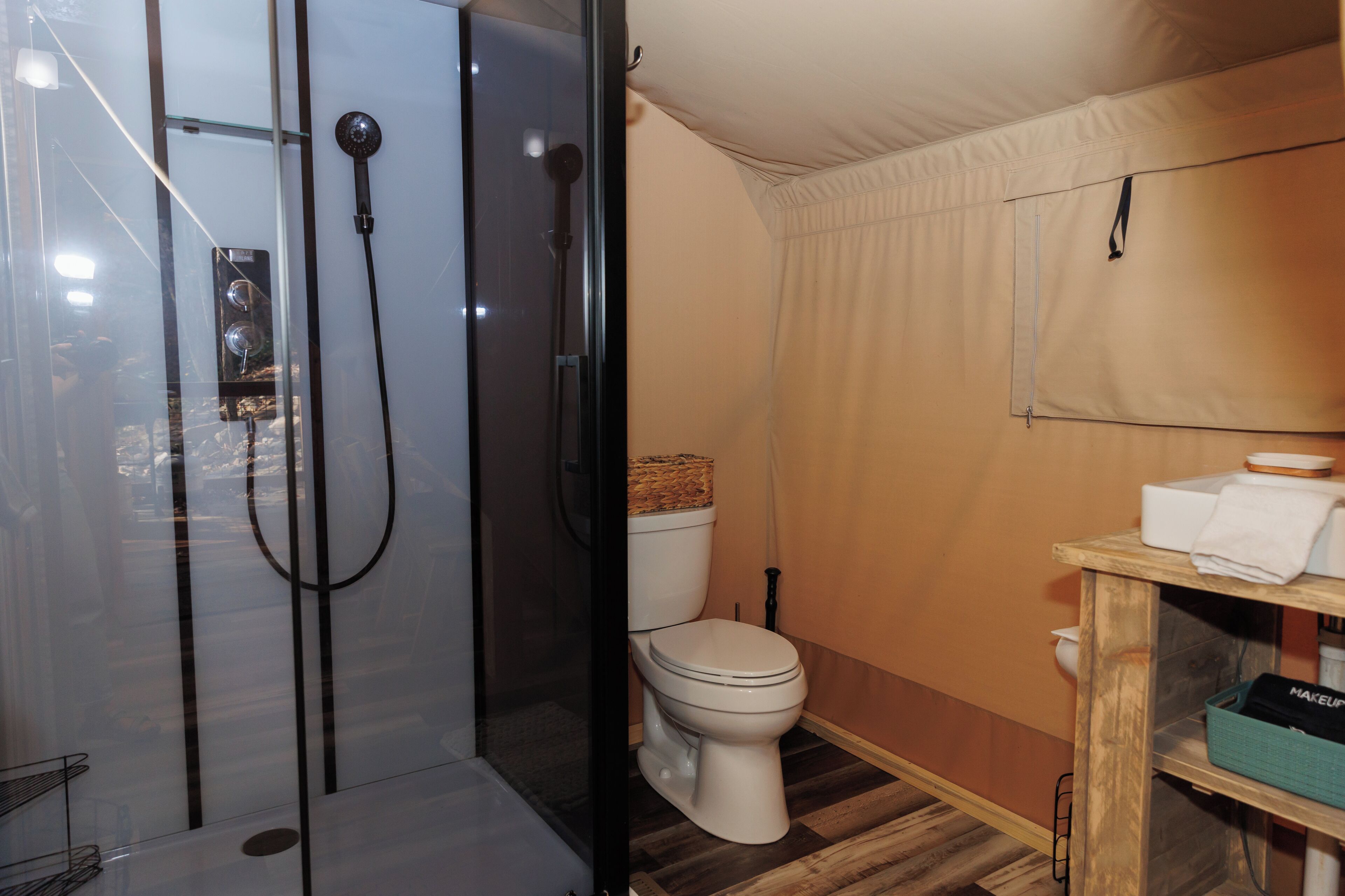シャワー、タオル、トイレットペーパー