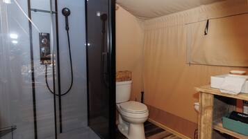 Een douche, handdoeken, toiletpapier