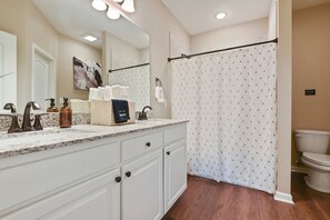 Combined shower/tub, hair dryer, towels, soap - Minutes from LSU, SU, & Downtown Baton Rouge! (Brusly)