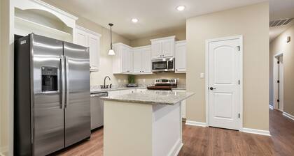 Minutes from LSU, SU, & Downtown Baton Rouge!
