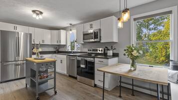 Geladeira, micro-ondas, fogão, cooktop