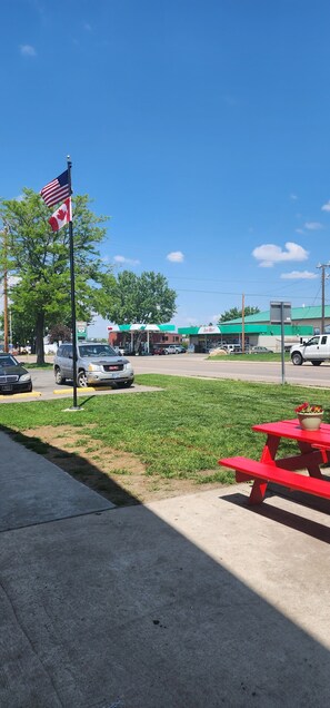 Exterior - Grizzly Inn (Great Falls)