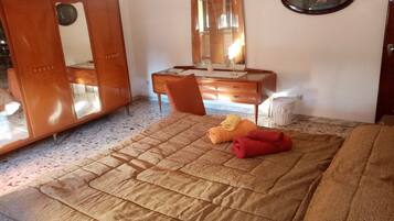 2 camere, una scrivania, ferro/asse da stiro, lenzuola