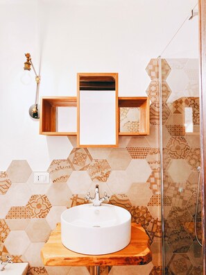 Shower, bidet - The Orange House (Bosa)