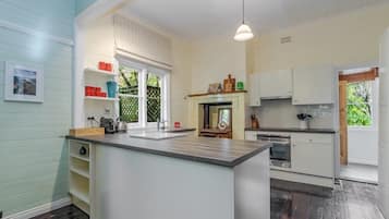 Køleskab, mikrobølgeovn, ovn, kogeplade