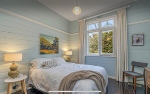 3 bedrooms, desk, iron/ironing board, free WiFi - Pet friendly Near 3 sisters, walking trails and with a fireplace (Katoomba)
