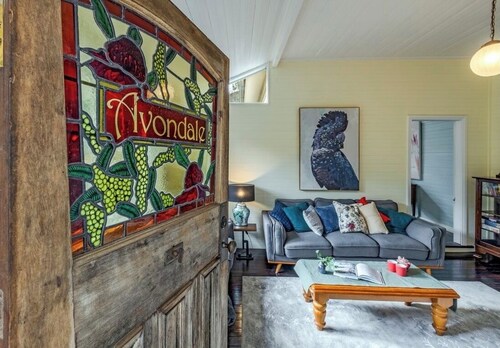 Pet friendly Near 3 sisters, walking trails and with a fireplace